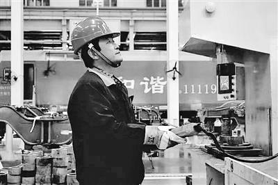 蘭州：寒夜黃河邊，他一把拉出落水大學(xué)生