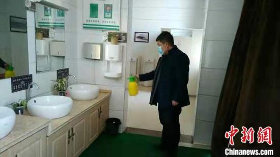  圖為2月初，工作人員對敦煌市旅游景區(qū)衛(wèi)生間進行防疫消毒?！《鼗褪形麄鞑抗﹫D 攝