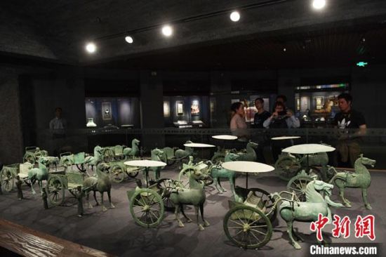 圖為甘肅省博物館展陳的東漢銅奔馬車陣。(資料圖) 楊艷敏 攝