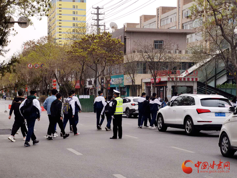 保駕護航！涼州公安交警“護學崗” 撐起“平安傘”