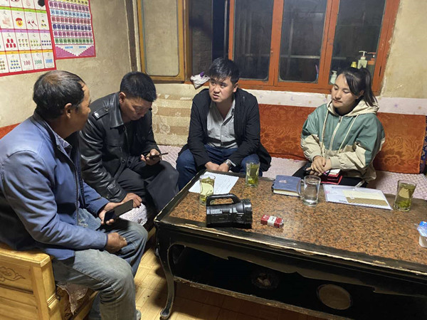 圖為木耳鎮(zhèn)紀檢干事盧建民（左三）連夜在多壩村多壩組奚連德家中了解受災(zāi)情況，排查安全隱患，并宣傳發(fā)生次生災(zāi)害的相關(guān)知識。_副本.jpg