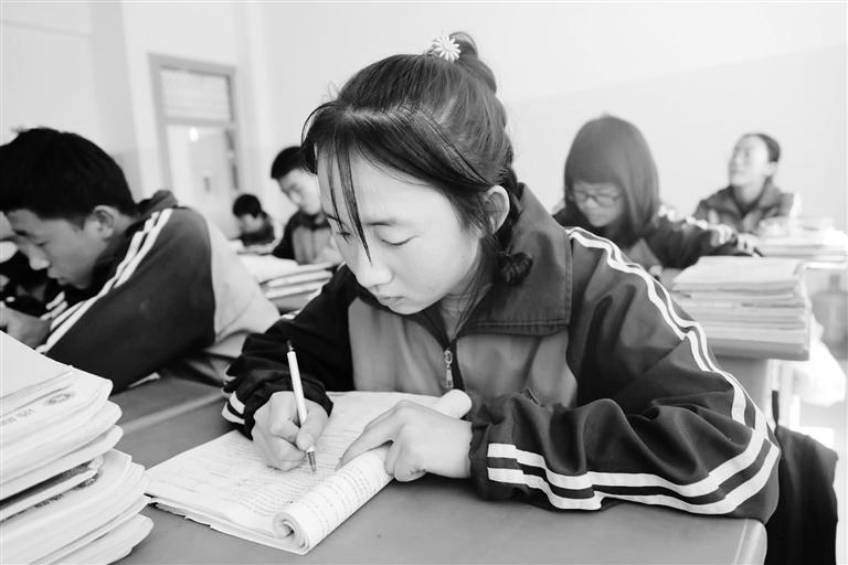 慶陽環(huán)縣這名小姑娘，柔弱肩膀撐起一個大家庭