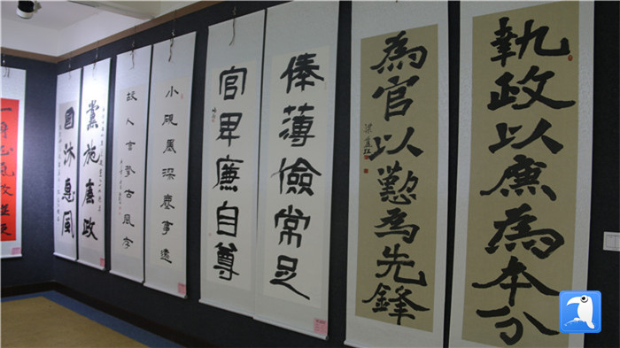 7月1日上午，定西市通渭縣紀(jì)委監(jiān)委舉辦“襄郡清風(fēng)·喜迎建黨99周年”廉政文化書畫展，共同為黨的生日獻(xiàn)禮。_副本.jpg