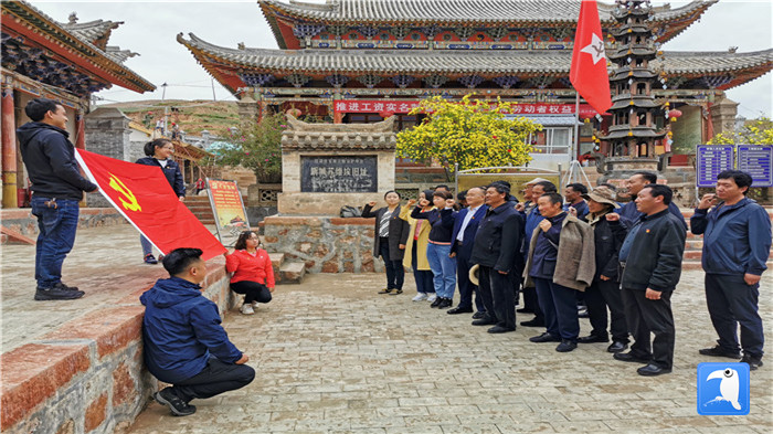 “七一”前夕，甘南州紀(jì)委監(jiān)委機(jī)關(guān)第二黨支部組織支部黨員和幫扶村黨員赴臨潭縣新城鎮(zhèn)蘇維埃舊址紅色教育基地參觀學(xué)習(xí)活動。_副本.jpg