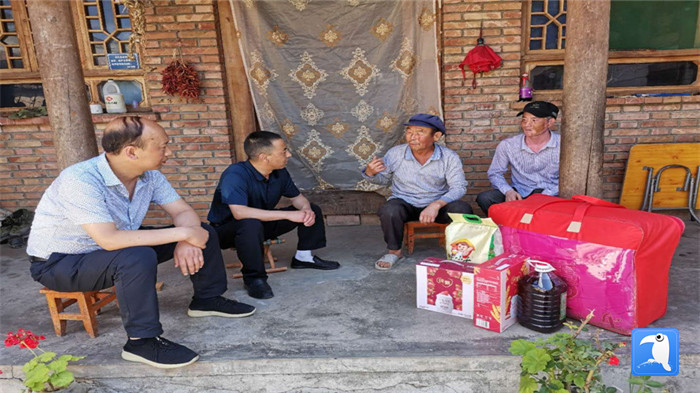 在建黨99周年來臨之際，隴南市禮縣紀(jì)委監(jiān)委在中壩鎮(zhèn)、三峪鄉(xiāng)開展“七一”慰問老黨員、困難黨員活動，為他們送去組織的關(guān)懷和節(jié)日的問候。_副本.jpg