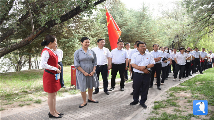 7月1日，嘉峪關(guān)市紀(jì)委監(jiān)委機(jī)關(guān)黨委在迎賓湖絲路廉潔文化主題公園舉行慶祝黨建99周年迎“七一”主題黨日活動。_副本.jpg