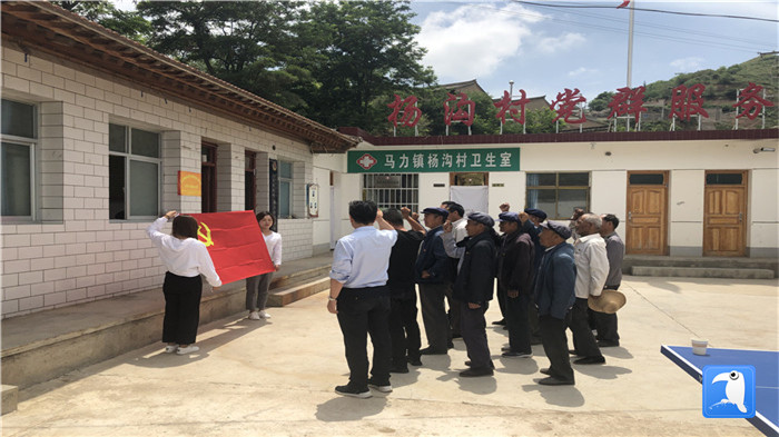 6月29日，天水市武山縣紀(jì)委監(jiān)委組織黨員干部在馬力鎮(zhèn)楊溝村重溫入黨誓詞。_副本.jpg