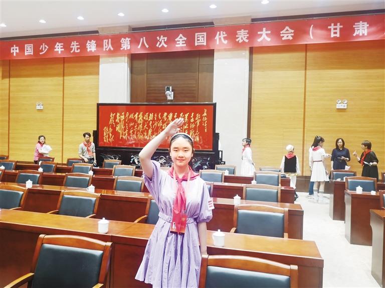 代表蘭州少先隊員參加全國少代會——這個小姑娘，攢勁！