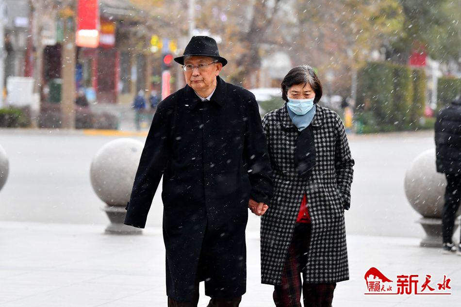 初雪來(lái)了！一起在天水街頭，共赴“白頭”！