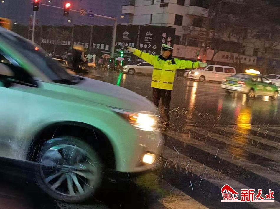 風(fēng)雪襲來(lái)，天水最美“警色”在路上！