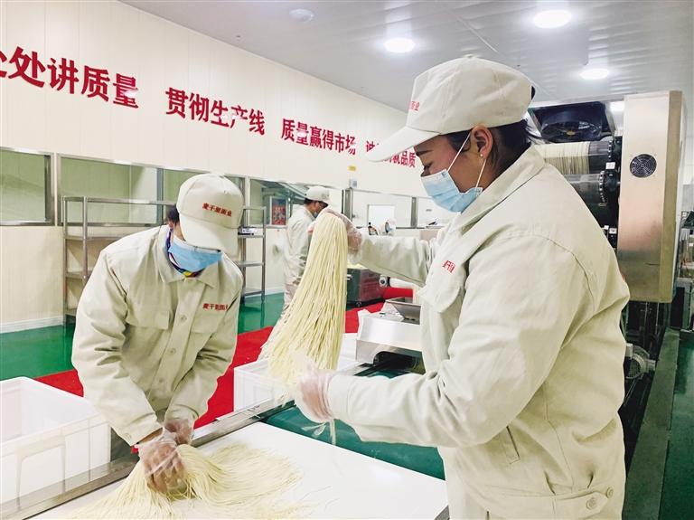 蘭州市規(guī)?；懊鏃l加工項目”投入運(yùn)營 將配送到市區(qū)280多家直營店