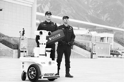 新奇！5G巡邏機(jī)器人亮相隴南武都街頭