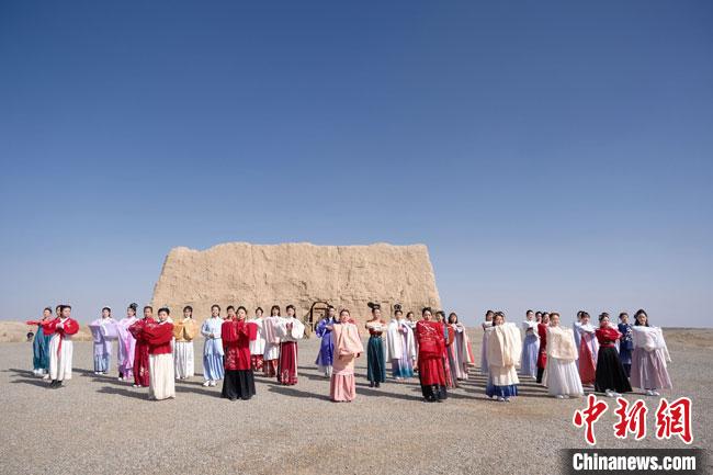 數(shù)十位身著古裝的女性通過體驗賞漢舞、習(xí)漢禮、吟誦詩詞等中華傳統(tǒng)文化，再現(xiàn)古絲綢之路的繁華盛景?！∏窳?攝