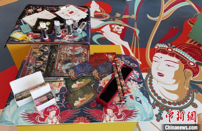 60余類敦煌主題的文創(chuàng)產(chǎn)品讓人愛不釋手。　丁思 攝