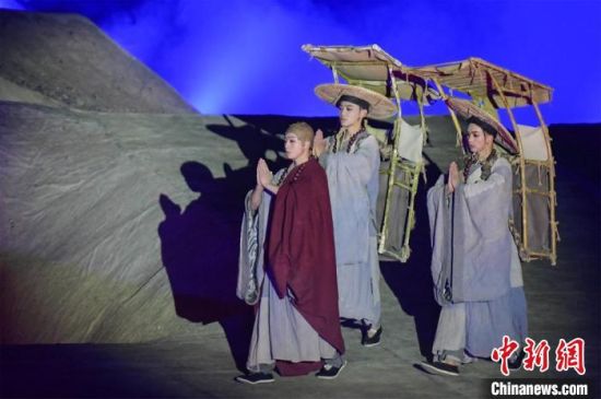 圖為演出現(xiàn)場(chǎng)，該劇獨(dú)創(chuàng)360度旋轉(zhuǎn)并前后移動(dòng)觀眾席，顛覆傳統(tǒng)劇場(chǎng)舞臺(tái)表演模式?！⊥醣筱y 攝