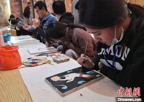 2020年10月，臺灣大學(xué)生在敦煌“莫高學(xué)堂”體驗(yàn)?zāi)嗯弋嬍肿髡n?！《∷?攝