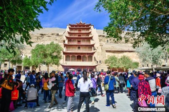 中國(guó)農(nóng)歷四月初八，敦煌民眾傳承歷史習(xí)俗，前往莫高窟燒香禮佛、祈福。(資料圖) 王斌銀 攝