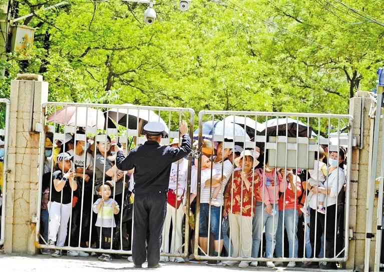 人流如潮 入園游客突破5萬 五泉山公園、蘭州市動(dòng)物園昨日臨時(shí)閉園