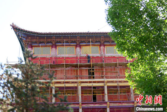 圖為5月上旬，甘肅山丹縣大佛寺內，工作人員對古建筑大雄寶殿進行修繕。 中新社記者 高展 攝