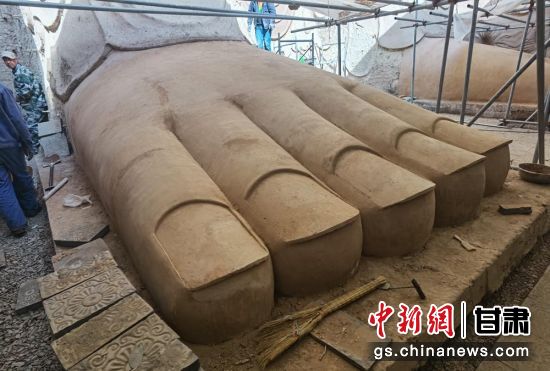 圖為中國“石窟鼻祖”天梯山石窟第13窟大佛足部與局部危巖體搶救性保護項目施工現(xiàn)場。陳曉斌 攝