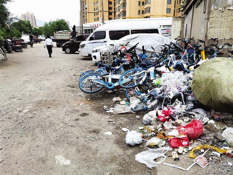 百米土路臟亂差，誰來管？經(jīng)記者協(xié)調(diào)，社區(qū)組織志愿者進(jìn)行了清理