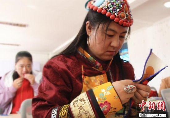 圖為裕固族婦女學(xué)習(xí)刺繡?！∈缝o靜 攝