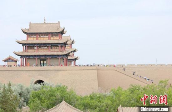 歷經(jīng)數(shù)十載保護修繕的古老關城得以延年益壽，成為了海內(nèi)外游客“絲路游”的必經(jīng)打卡地。　高展 攝