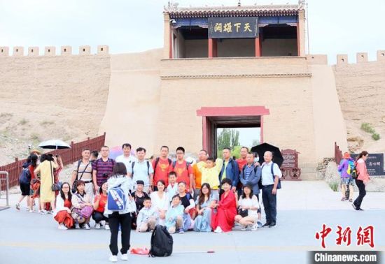 歷經(jīng)數(shù)十載保護修繕的古老關城得以延年益壽，成為了海內(nèi)外游客“絲路游”的必經(jīng)打卡地?！「哒?攝