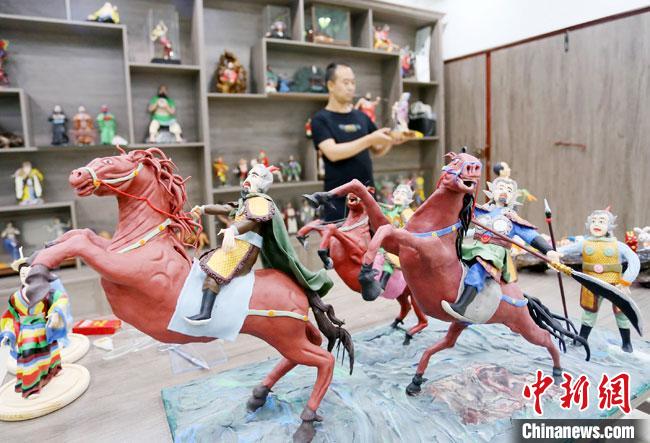 安秋平是成州面塑第五代傳承人，也是當(dāng)?shù)匚ㄒ粓允孛嫠苤谱鞯娜??！「哒?攝