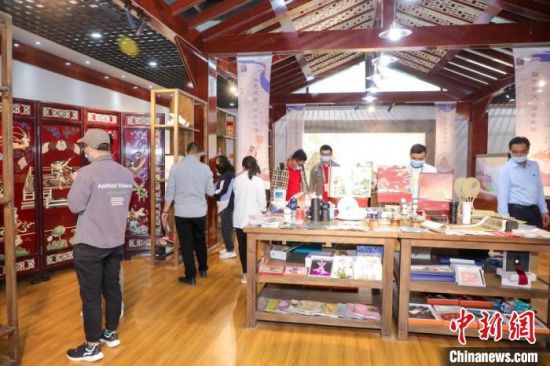圖為甘肅“一會一節(jié)”期間，位于敦煌的天水市展館中，民眾觀賞文創(chuàng)產(chǎn)品。　甘肅省文化和旅游廳供圖