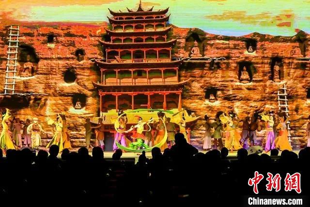 開幕式文藝展示“相約敦煌”，通過數(shù)字技術將莫高窟“搬到”演出現(xiàn)場?！「拭C省文化和旅游廳供圖