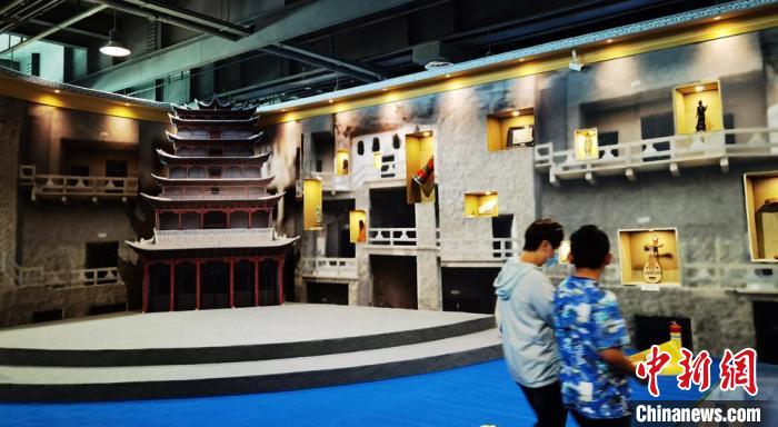 該展覽還借助科技手段，復原“藏經(jīng)洞”場景，將莫高窟“搬進”展廳。　丁思 攝