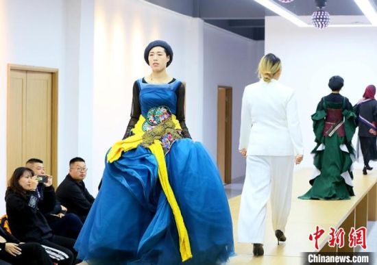 東鄉(xiāng)繡娘在T臺(tái)走秀?！「哒?攝