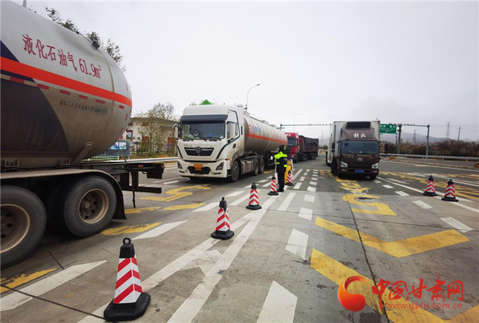 甘肅省高速公路運(yùn)營服務(wù)中心全力保障電煤等重點物資運(yùn)輸