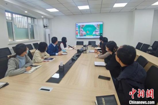 圖為甘肅教育出版社《寫給青少年的敦煌故事》叢書項(xiàng)目組，探討圖書封面設(shè)計(jì)?！￠Z姣 攝