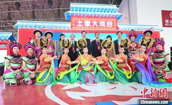 11月26日，“甘肅團(tuán)”在首屆中國(guó)(武漢)文化旅游博覽會(huì)展區(qū)的“土家大戲臺(tái)”，與“湖北團(tuán)”互訪交流。　甘肅省文化和旅游廳供圖