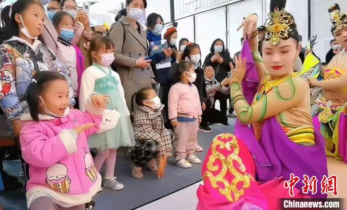 圖為敦煌舞者在湖北武漢文旅博覽會展區(qū)，教當(dāng)?shù)匦∨笥讯鼗臀栉枳恕?資料圖) 甘肅省文化和旅游廳供圖