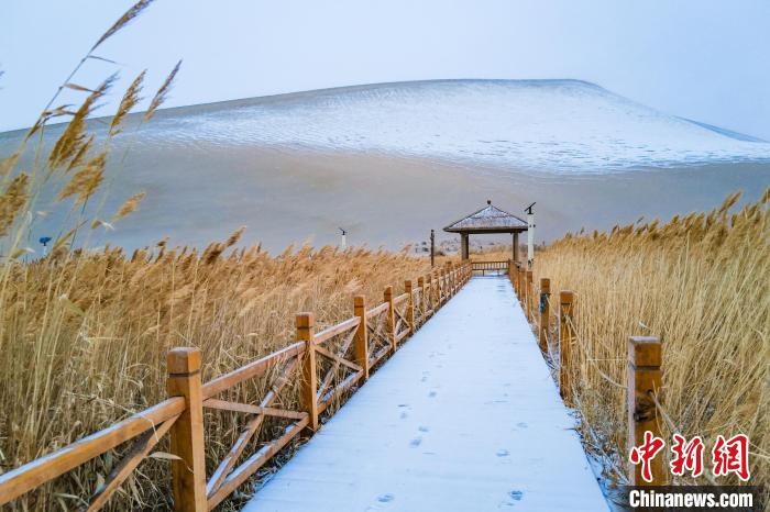 2021年11月28日，在敦煌鳴沙山月牙泉景區(qū)，沙雪交融，更顯北國(guó)風(fēng)情。　王斌銀 攝