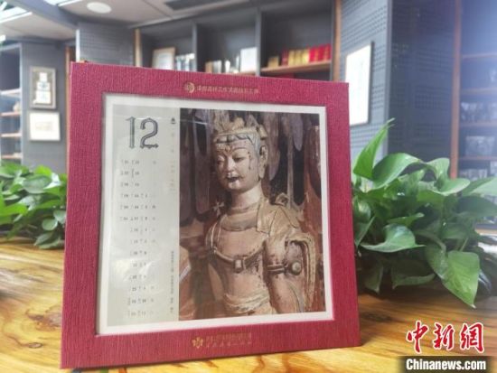 圖為徐晉林制作的敦煌題材的手工書《走進(jìn)沙漠敦煌——莫高窟與藏書票藝術(shù)》，深受讀者喜愛?！￠Z姣 攝