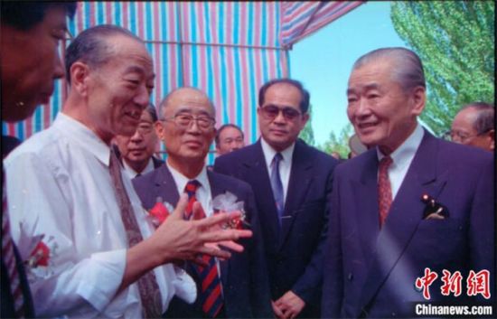 1994年8月，時任日本首相竹下登(右一)與時任敦煌研究院院長段文杰在莫高窟親切交談。中新社發(fā) 婁婕 供圖
