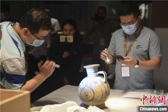 2020年6月，在長沙博物館舉行“從地中海到中國：絲路寶藏——平山郁夫絲綢之路美術(shù)館藏文物展”前，專家開箱鑒定文物。中新社記者 楊華峰 攝