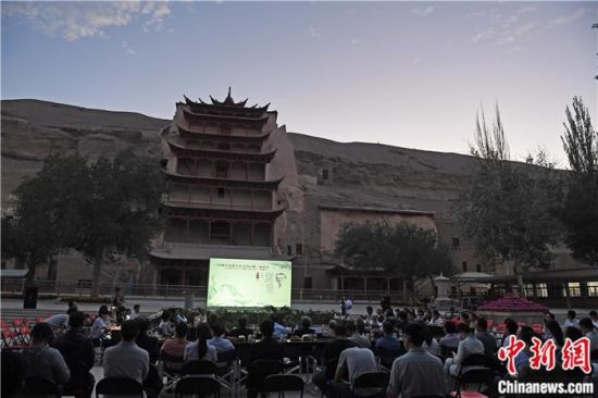 2018年8月，在敦煌莫高窟標志性建筑“九層樓”前，《回顧平山郁夫先生的貢獻》座談會舉行。來自中日兩國的專家、學(xué)者共同懷念這位情系敦煌數(shù)十載的繪畫巨匠、中日友好的文化使者、世界文化遺產(chǎn)的守護者。中新社記者 楊艷敏 攝