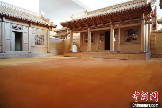 圖為微縮建筑蘭州四合院內(nèi)部結(jié)構(gòu)。　九美旦增 　攝
