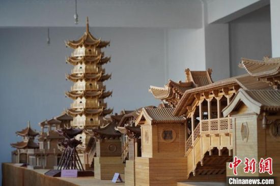 圖為古建筑模型制作技藝傳習(xí)所展廳內(nèi)的微縮古建筑作品。　九美旦增 　攝