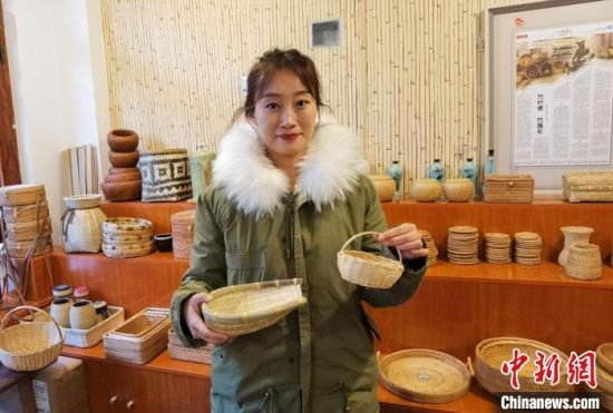 40多種精小玲瓏、純手工制作的新型盛食容器、居家工藝品等，每一件都令人愛(ài)不釋手。　馮志軍 攝