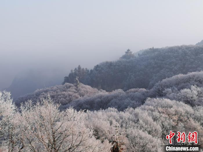 圖為連綿山脈，皆是白色?！⌒煺袢A 攝