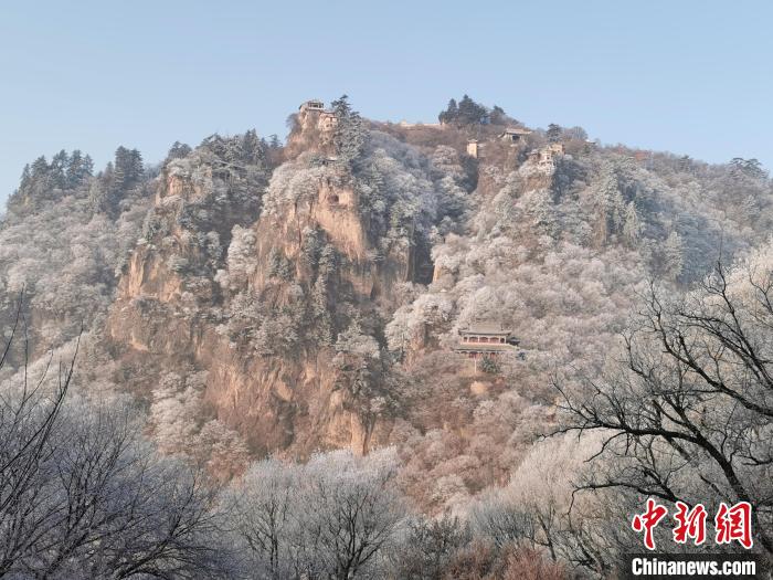 圖為崆峒山霧凇景色?！⌒煺袢A 攝