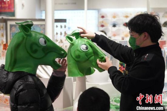 圖為“神馬來(lái)了”銅奔馬頭套?！【琶赖┰?攝