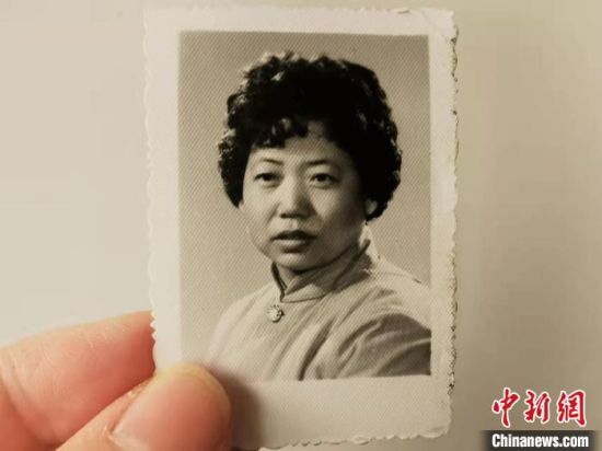 圖為20世紀(jì)80年代，蘭州照相館拍攝的人物肖像照，如今仍然有很多人選擇拍攝這樣的照片留作紀(jì)念?！⊥跄劣?攝
