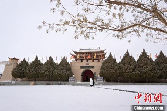 圖為2月17日，游人在鳴沙山月牙泉景區(qū)內(nèi)體驗(yàn)大漠雪景?！《鼗褪形穆镁止﹫D